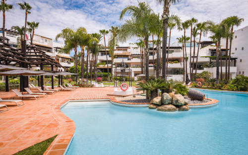 Apartamento recien reformado orientado al suroeste en Marina de Puente Romano, Marbella 
