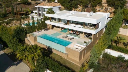 VILLA MODERNA Y ELEGANTE CON IMPRESIONANTES VISTAS AL MAR EN LA ALQUERÍA, BENAHAVÍS, Y CERCA DE MARBELLA Y PUERTO BANÚS.