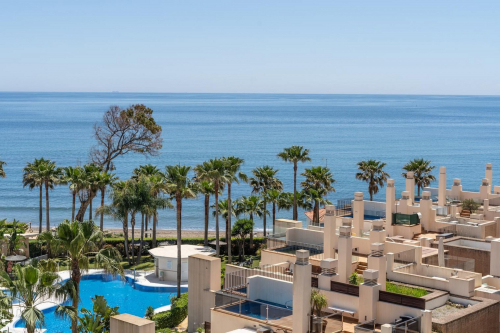 Ático primera linea playa con piscina privada – Estepona